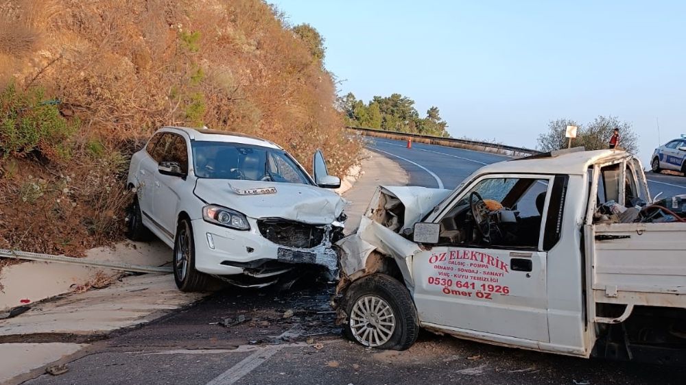 Gazipaşa 'da Hatalı Sollama Kazaya Neden Oldu: 4 yaralı 