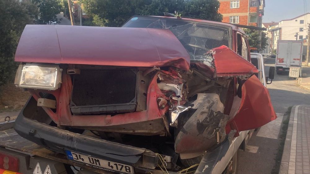Gebze'de Freni tutmayan otomobil servis aracına çarptı: 6 yaralı