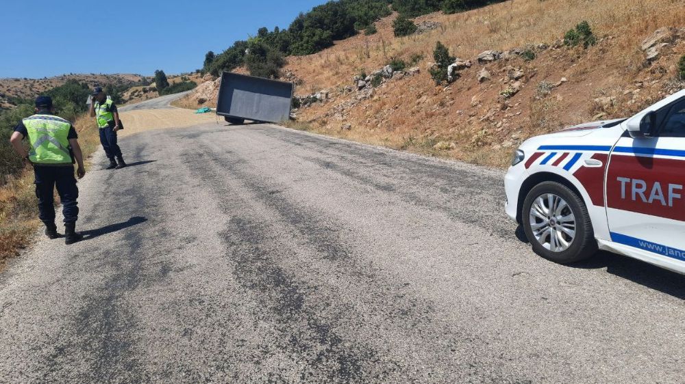 Isparta'da kaza 3 yaralı Traktör devrildi
