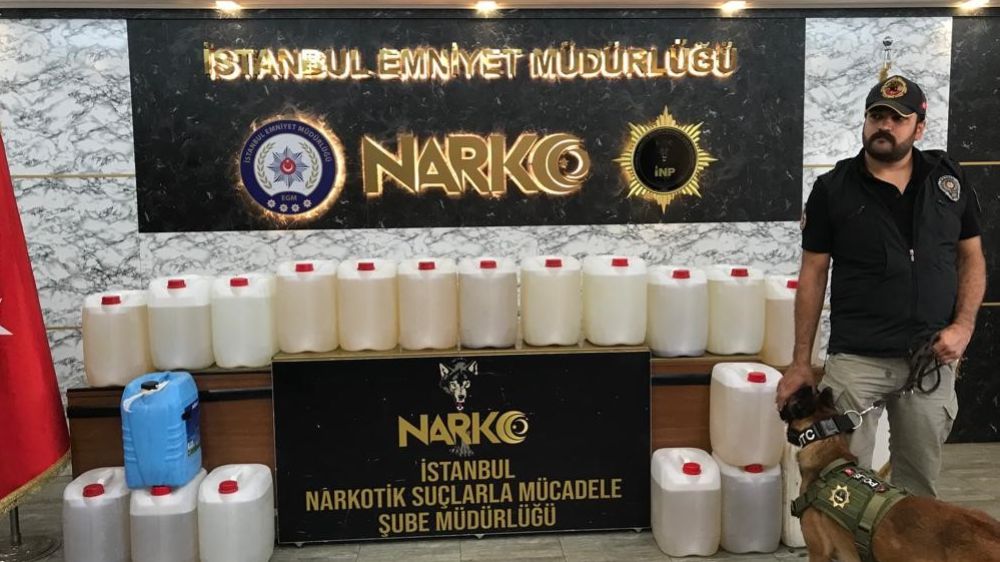 İstanbul 'da Ele Geiçirilen Uyuşturucu Maddeler Emniyette Sergilendi 