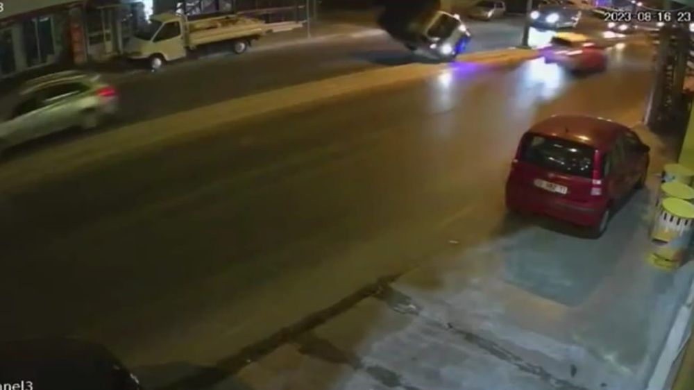 İzmir'de Trafik Kazası, Kamyonet Kasasından 3 Kişi Yola Düştü 