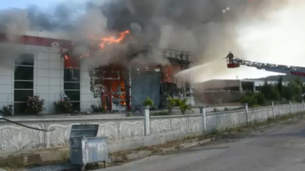 Kastamonu'da ekipler fabrikadaki yangın için seferber oldu