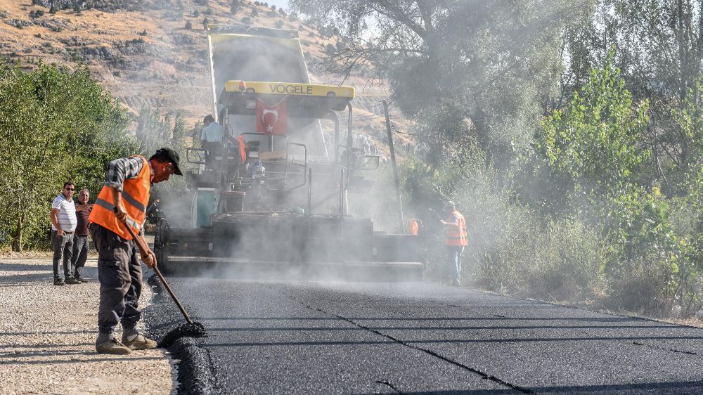 Kepez Belediyesi  Varsak yaylasına sıcak asfalt çalışması yapıyor 