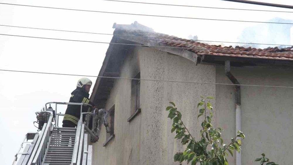 Konya 'da Evin Çatısında Yangın Çıktı