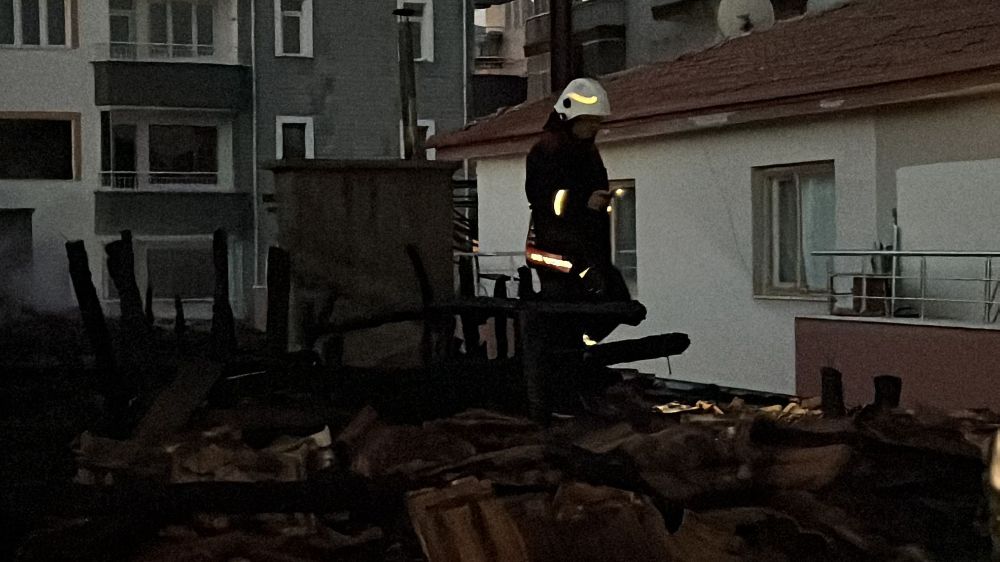Malatya'da İki Ayrı Binanın Çatısında Çıkan Yangın Paniğe Neden oldu 