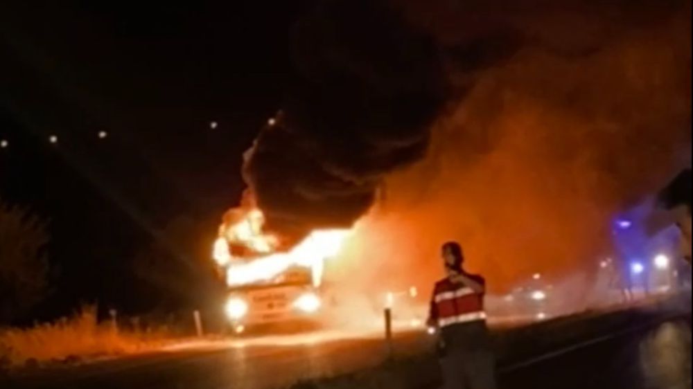 Malatya ' da Seyir halindeki Yolcu Otobüsü  Alev Aldı Facianın Eşiğinden Dönüldü 