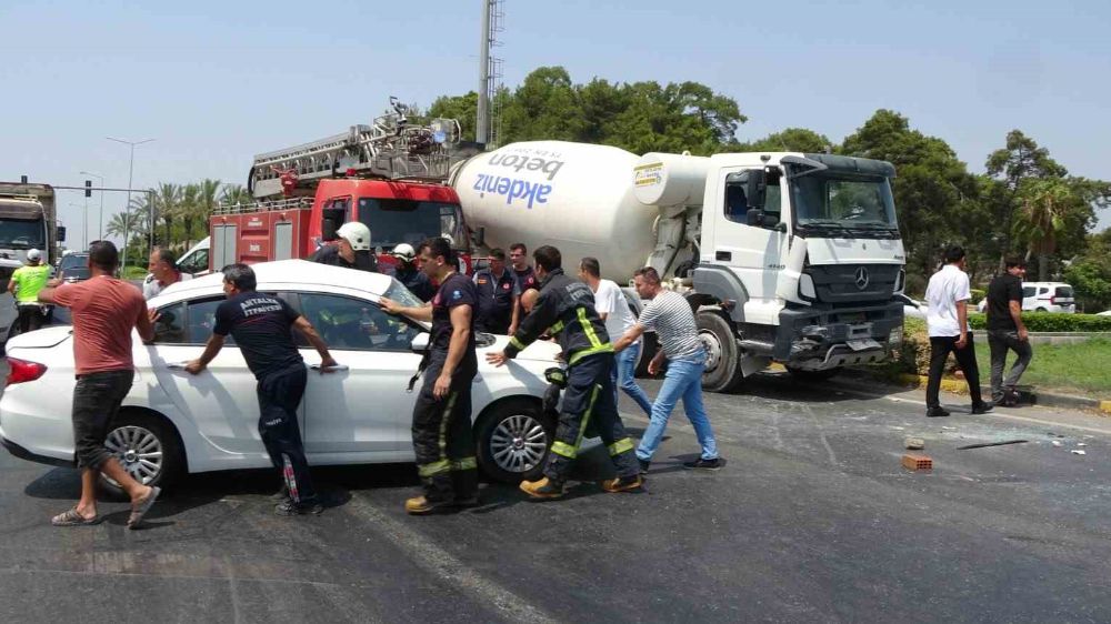 Manavgat 'ta Trafik Kazası: 1'i Ağır 4 Yaralı