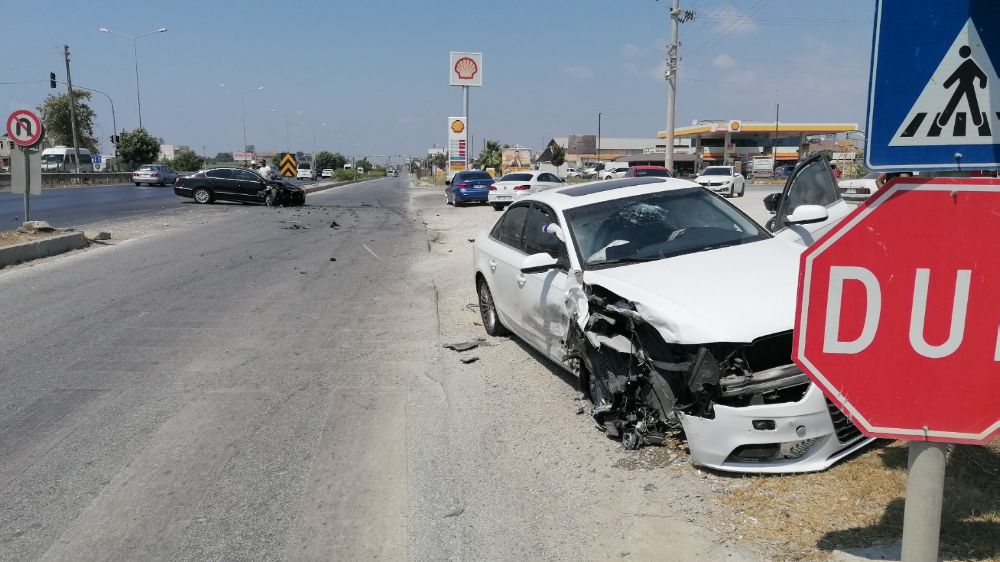 Manavgat'ta Trafik, Kazası Araçlar Hurdaya Döndü 