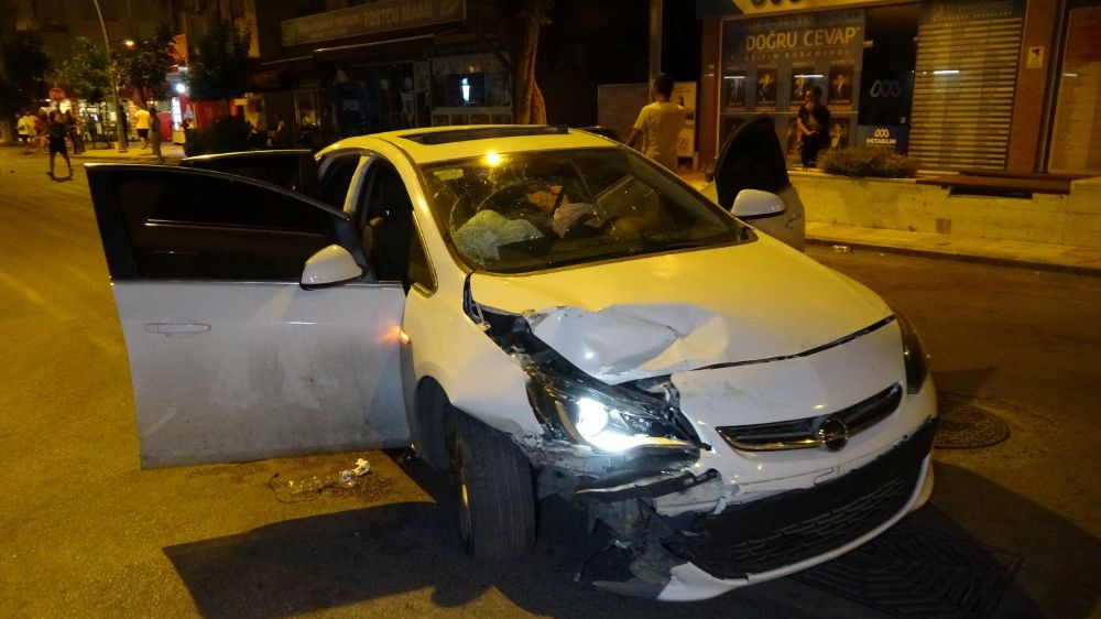 Manavgat'ta Trafik Kazası İki Otomobil Hurdaya Döndü 
