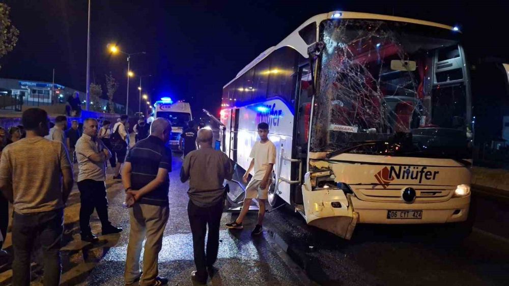 Manisa 'da Gece saatlerinde Yolcu otobüsü Kaza yaptı 