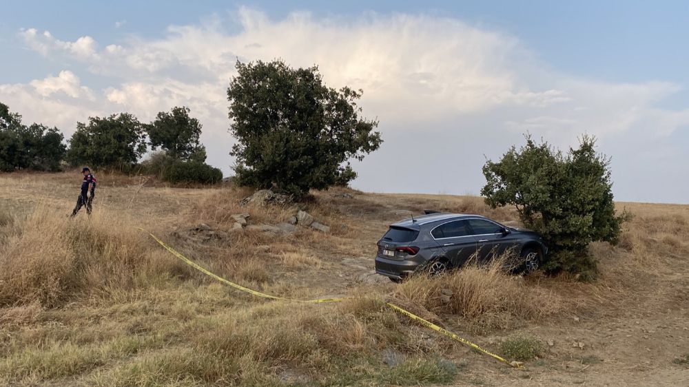 Manisa Kula'da Ağaca çarpan otomobilde bilekleri ve boynu kesilmiş erkek cesedi bulundu