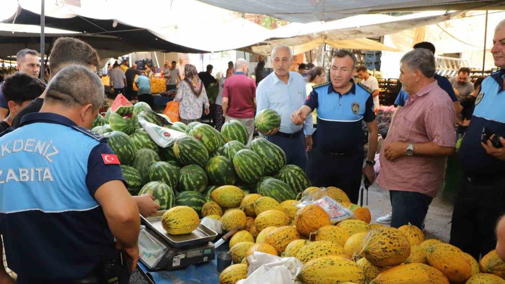 Mersin’de semt pazarlarını denetledi