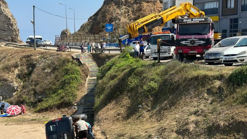 Sinop' ta Araç Yokuştan Aşağı Yuvarlandı 