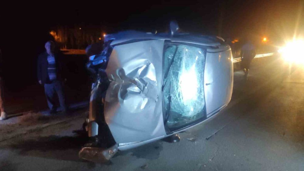 Sivas'ta otomobil yan yattı: 2 yaralı