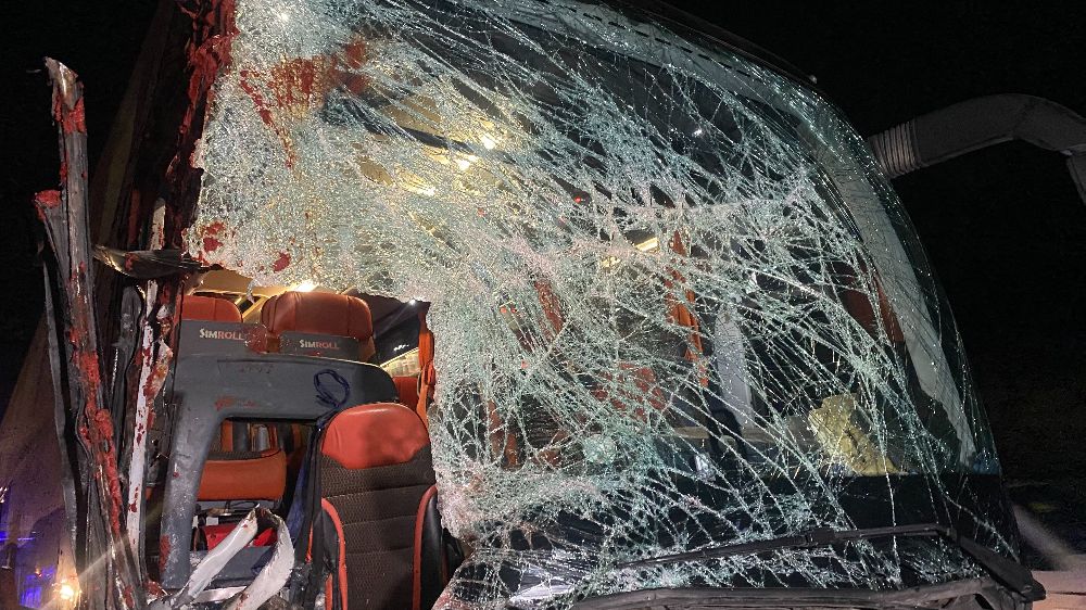 Uşak'ta yolcu otobüsü tıra arkadan çarptı: 1’i ağır 15 yaralı