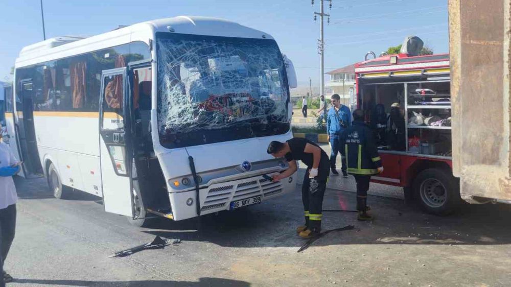 Van'da midibüs ile kamyon çarpıştı 