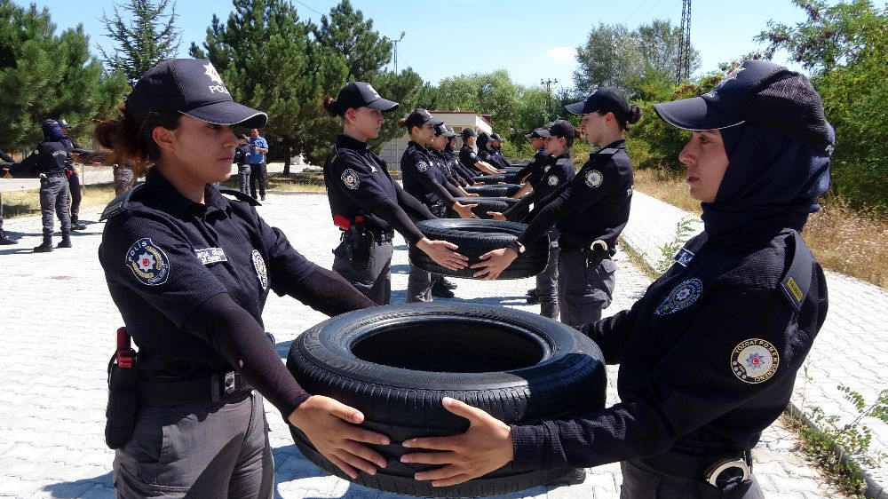 Yozgat'ta kadın polis adayları zorlu eğitim sürecinden geçiyor
