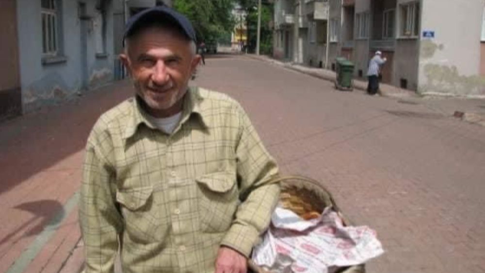 Zonguldak Çaycuma  79 yaşındaki simitçi  Cemil Üzümcü 'yü Ölüm Simitlri satarken yakaladı 