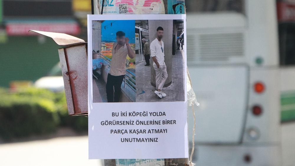 Adana'da esrarengiz ilan görenleri hayrete düşürdü 