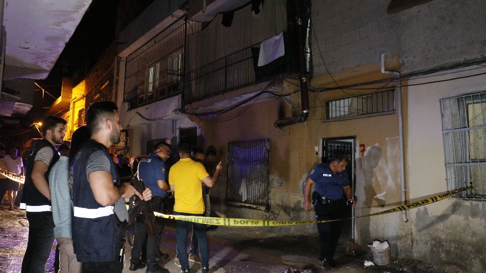 Adana'da evinin zili çalınca balkona çıkan şahıs,  başından vurularak öldürüldü 
