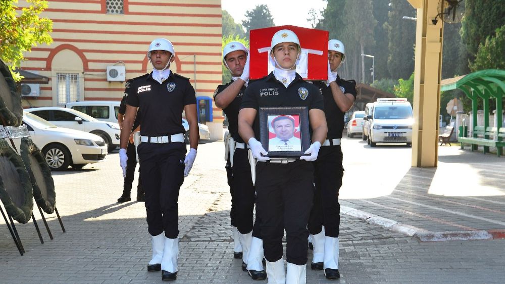 Adana'da Fenomen olan gaspçı Hüseyin'i adliyeye götüren polis görev başında şehit oldu