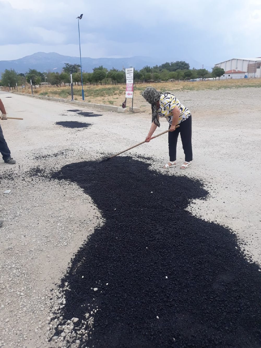 Afyonkarahisar Başmakçı Belediye Başkanı Melahat Berber Çalışmaları Yerinde inceledi, yolda yama yaptı