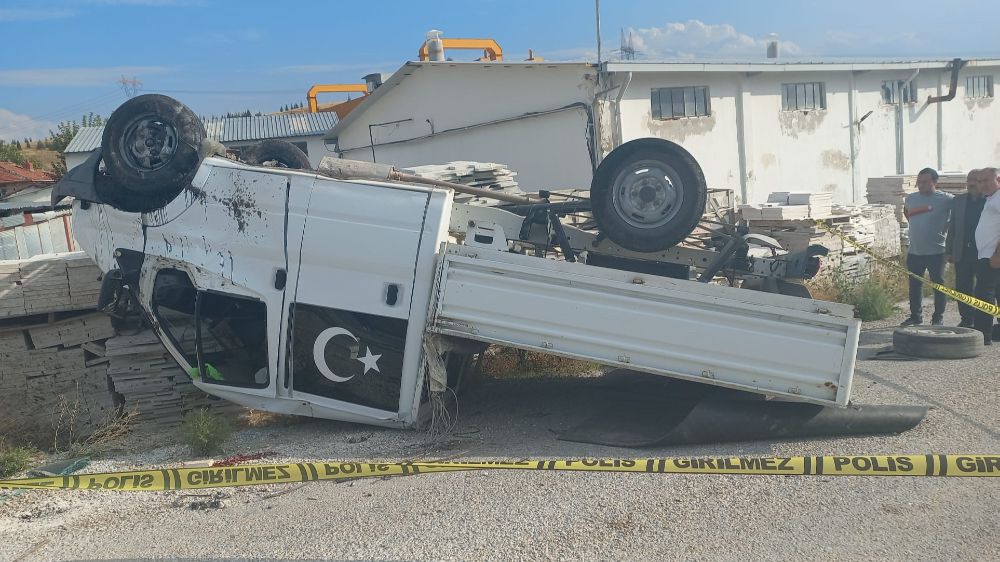 Afyonkarahisar'da devrilen kamyonetin sürücüsü yaşamını yitirdi