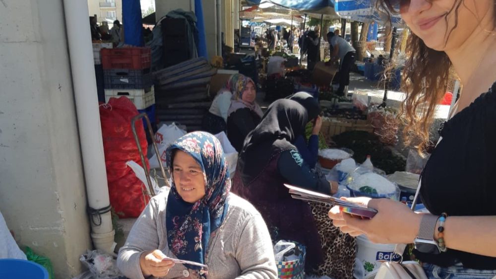 Afyonkarahisar'da  pazarda kadına yönelik şiddet konusunda vatandaşlara  broşürler dağıtıldı