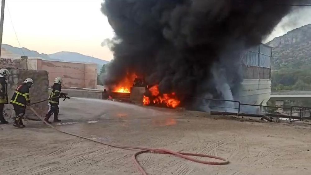 Amasya’da asfalt şantiyesinde çıkan yangın paniğe neden oldu 