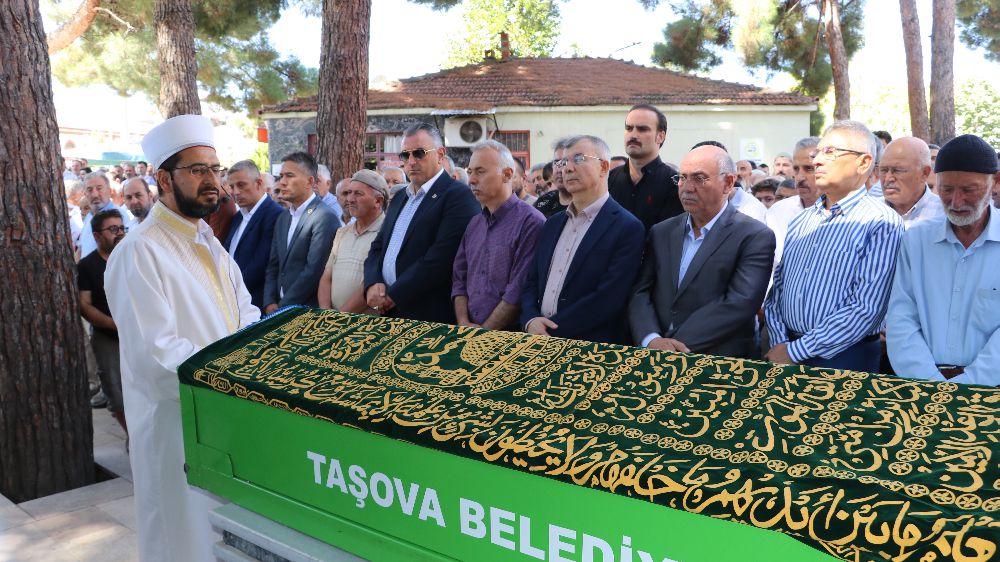 Amasya Taşova Belediye Başkanı Bayram Öztürk’ün vefat eden oğlu son yolculuğuna uğurlandı
