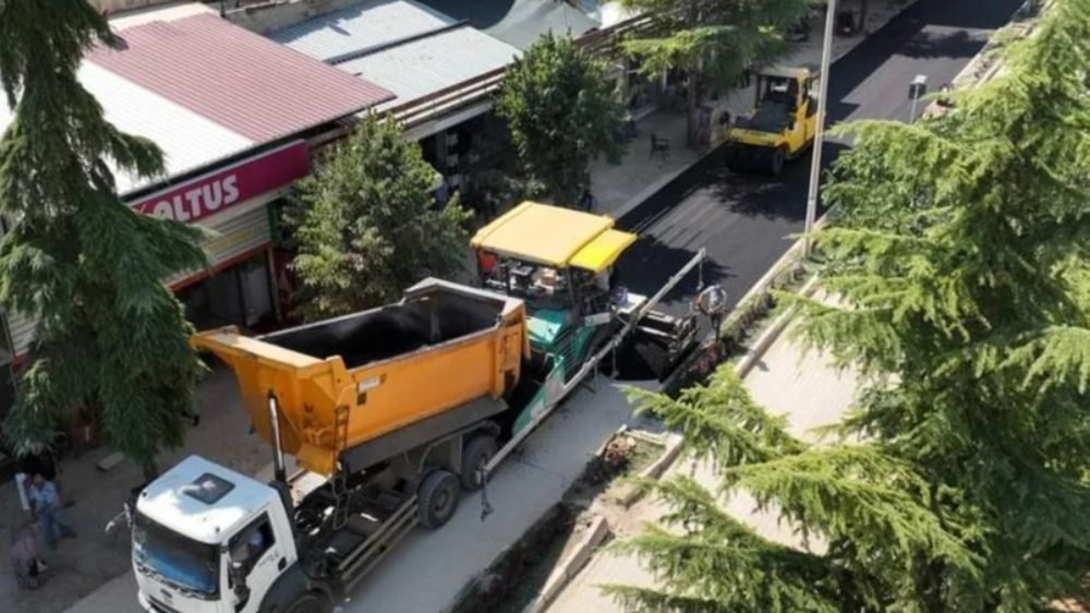 Antalya Büyükşehir Belediyesi Elmalı Hükümet Caddesini Sıcak asfaltla donatıyor