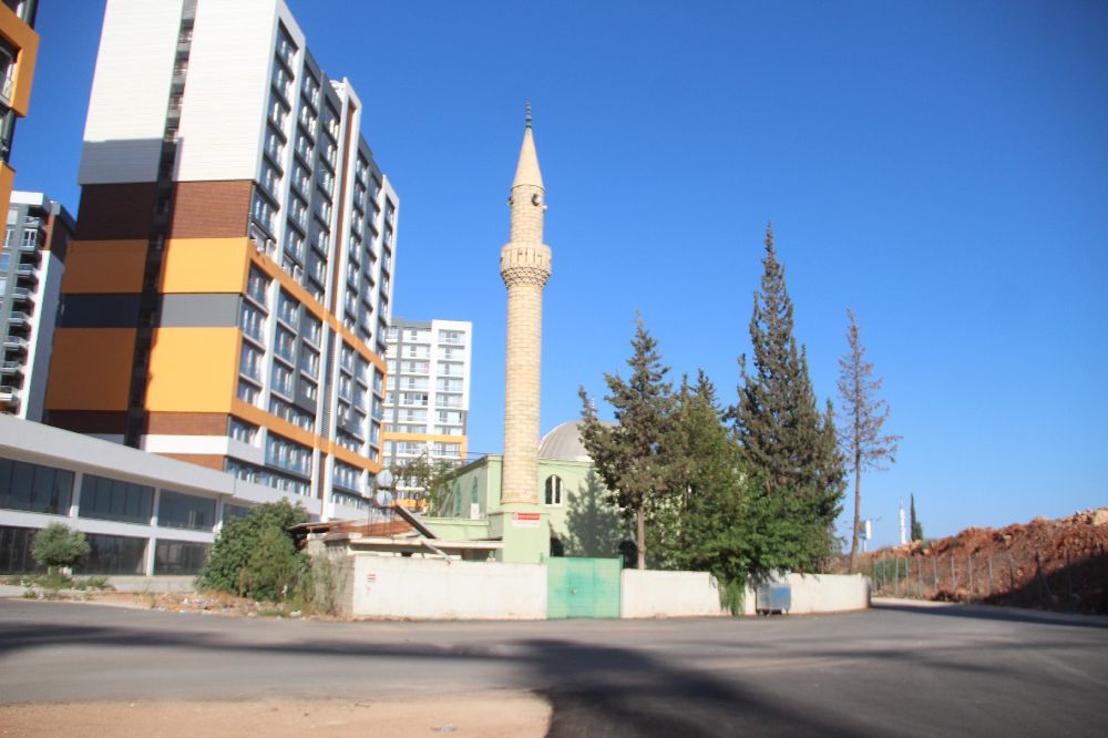 Antalya'da 40 yıllık camiler yolun ortasında kaldı