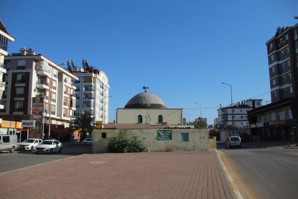 Antalya'da 40 yıllık camiler yolun ortasında kaldı
