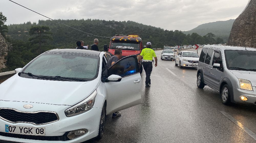 Antalya'da araçlar birbirine girdi Uzun kuyruk oluştu