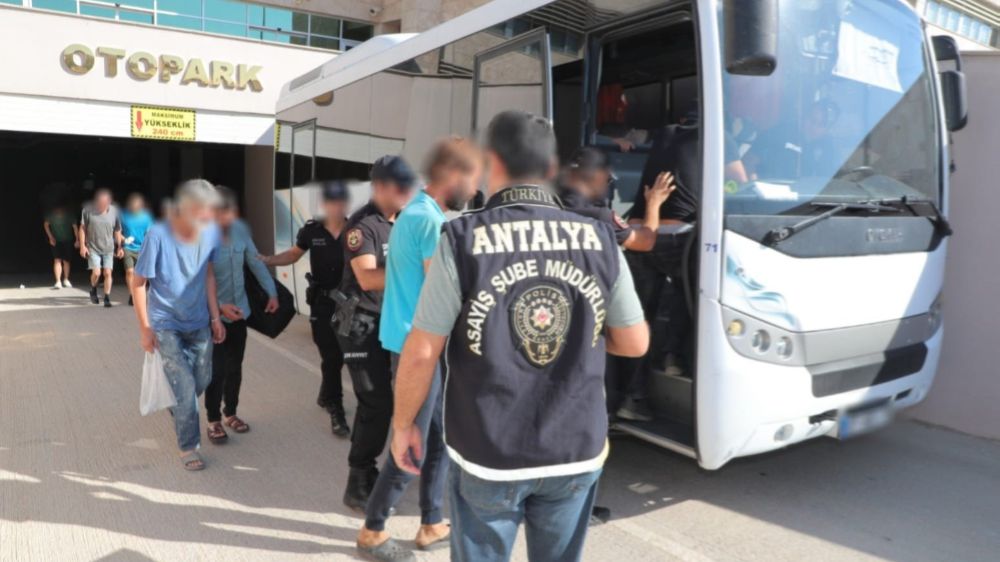Antalya'da aranan 63 zanlı yakalandı