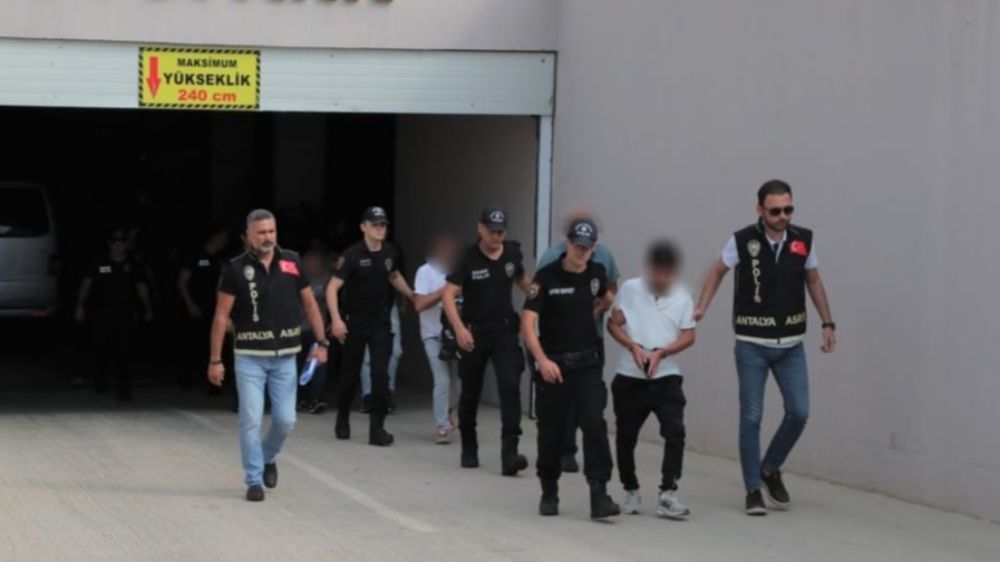 Antalya’da aranan şahıslar yakalandılar