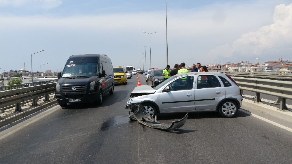 Antalya'da bariyerlere çarpan otomobil hurdaya döndü, şans eseri yaralanan olmadı
