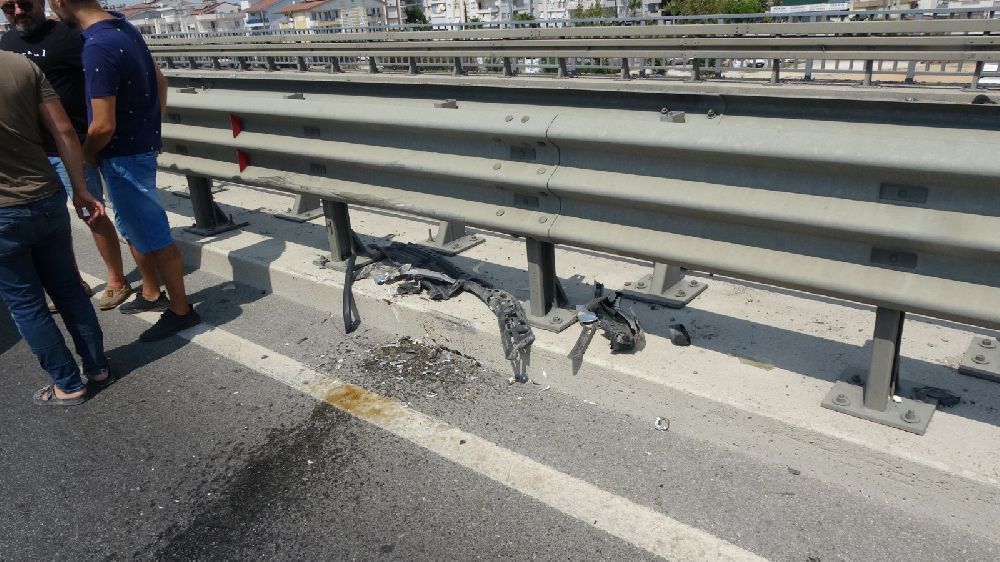 Antalya'da bariyerlere çarpan otomobil hurdaya döndü, şans eseri yaralanan olmadı