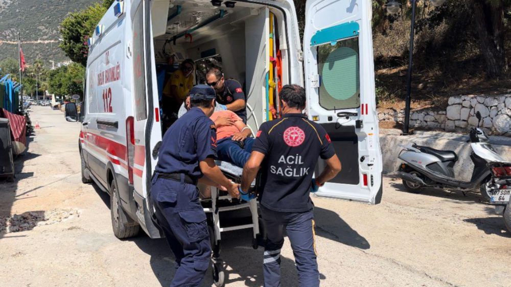 Antalya'da Genç gemicinin denizden 3 mil açıktaki kalp krizi şüphesi, sahil güvenliği alarma geçirdi