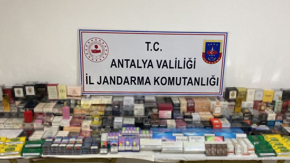 Antalya'da kaçak sigara operasyonu: 3 kişi gözaltına alındı 