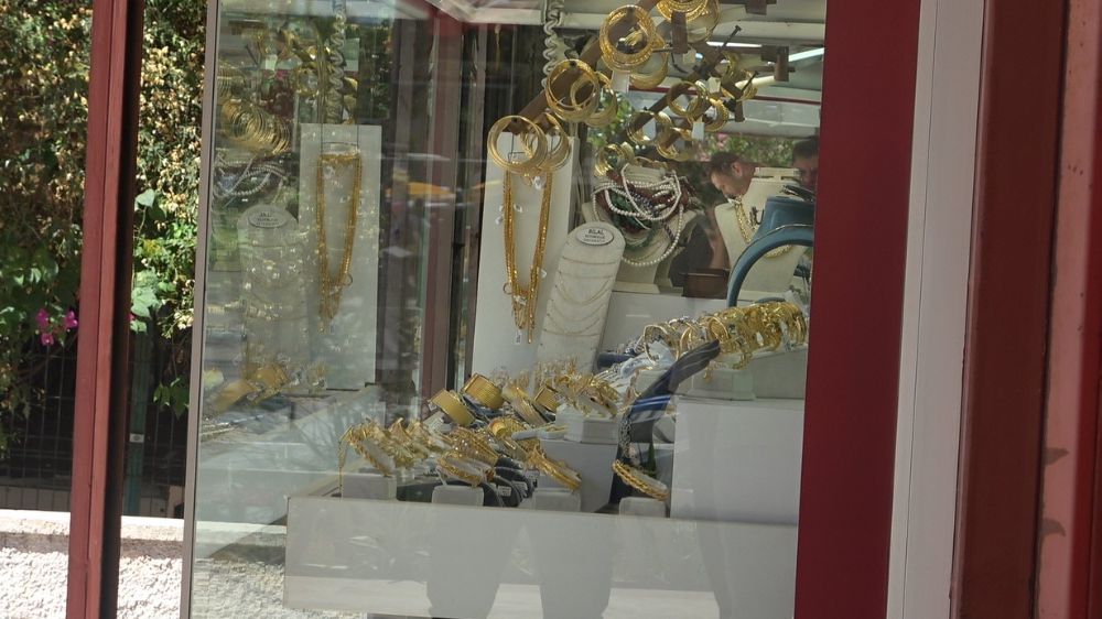 Antalya'da kuyumcuya sahte altın satmaya çalıştılar, ‘polis’ lafını duyunca topukladılar