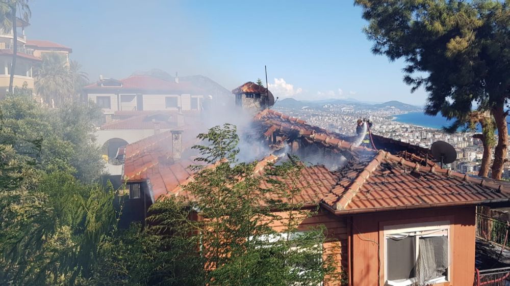 Antalya'da otluk alanda çıkan yangın,  lüks villalara sıçradı