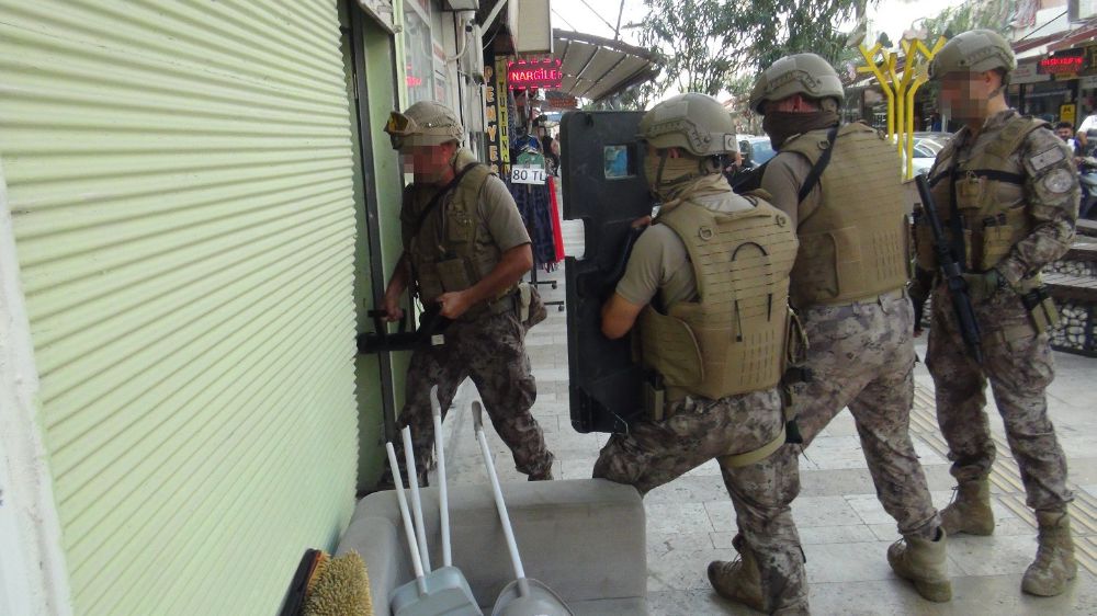 Antalya'da özel harekat destekli uyuşturucu operasyonu: 13 gözaltı