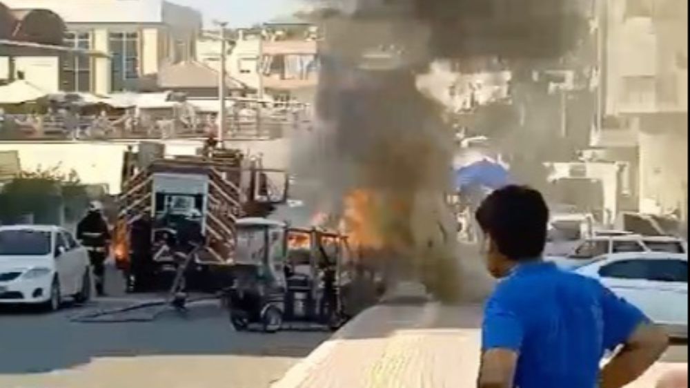 Antalya 'da Park Halindeki Otomobil alev alev yandı, yanındaki araçlar yanmaktan son anda kurtuldu