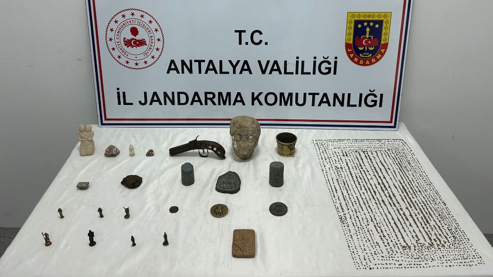 Antalya'da Şüpheli şahıs Hitit ve Roma dönemine ait paraları satarken yakalandı