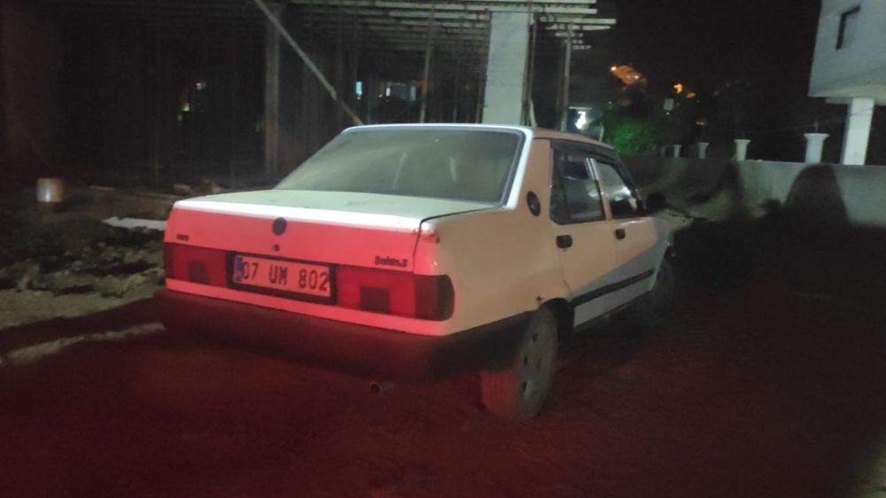 Antalya 'da Trafik ekiplerinden kaçan sürücü aracını bırakıp firar etti