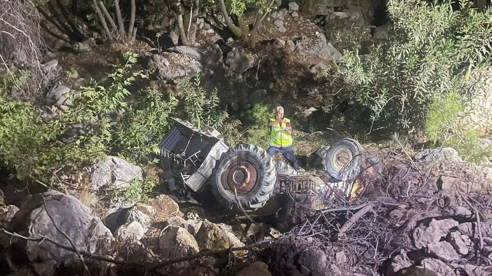 Antalya'da traktörün uçuruma yuvarlanması sonucu 1 ölü, 1 yaralı