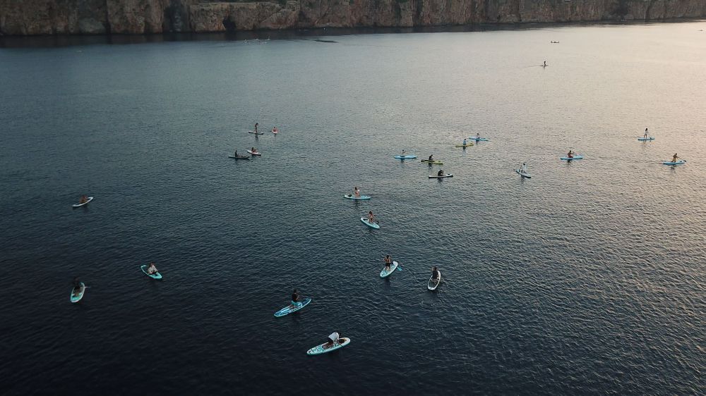 Antalya'da turistlere yasadışı kürek sörfü yaptıran yabancı uyruklu sınır dışı edildi