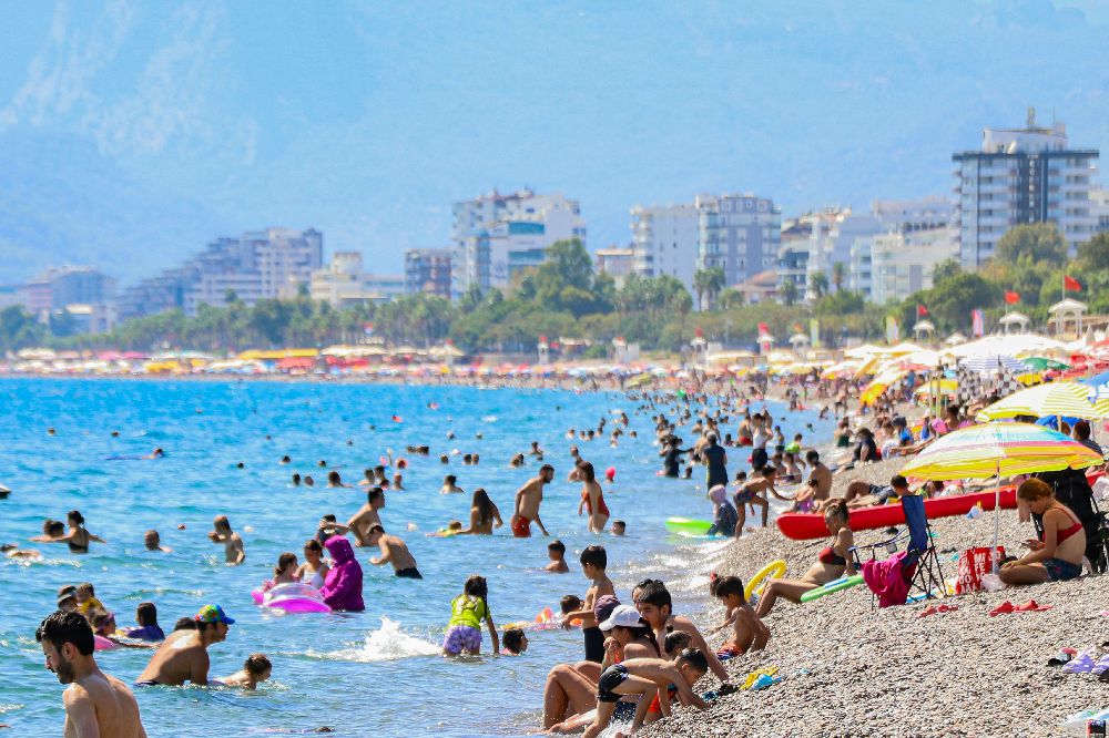 Antalya'da yaz havası turistleri cezbetti