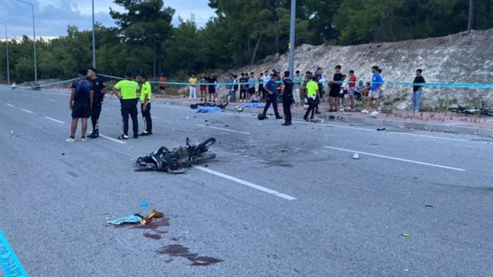 Antalya kepez Kapalı yolda 2 Motor Çarpıştı 2 Kız 3 Genç Hayatını Kaybetti